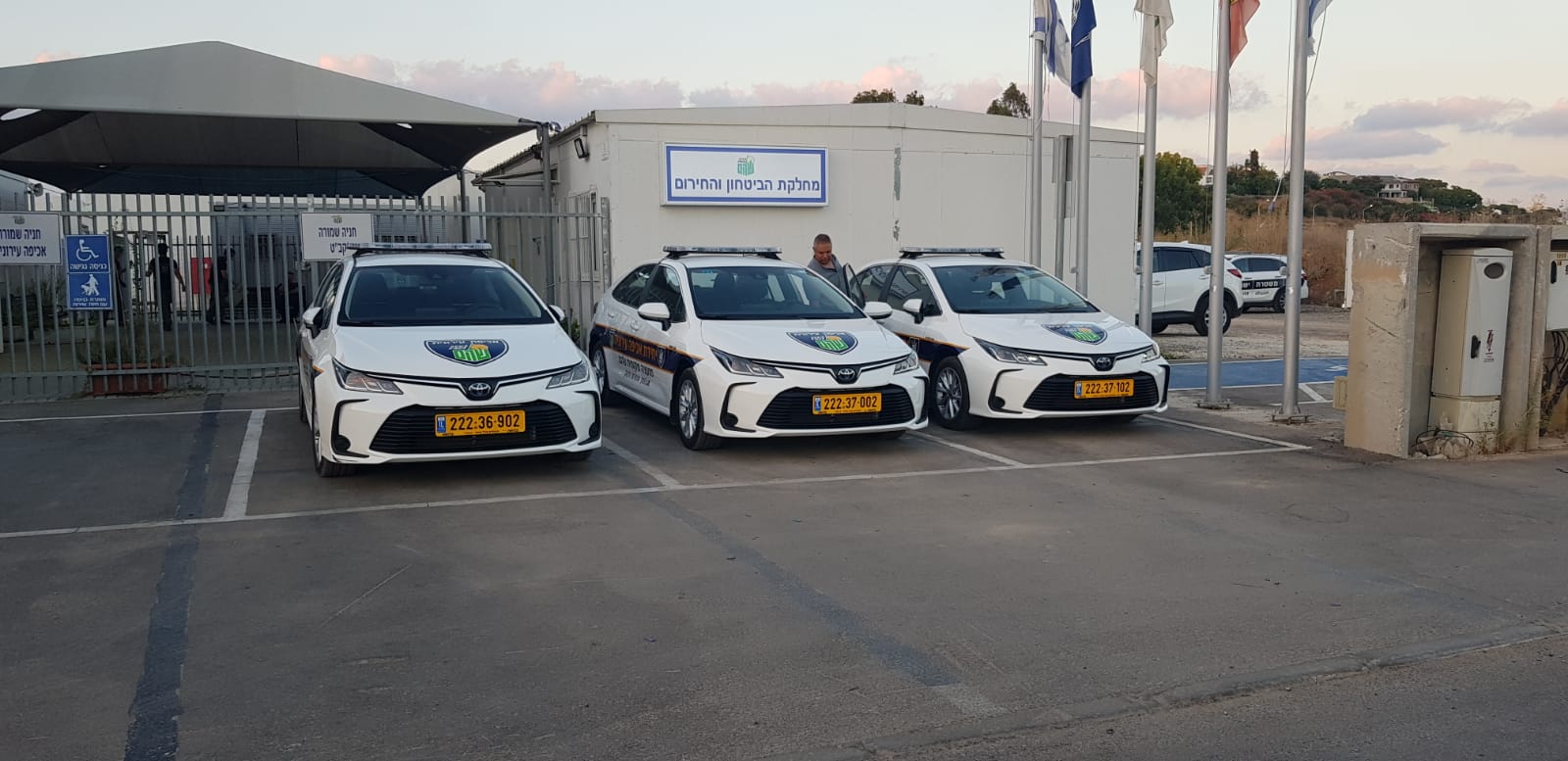 שלוש ניידות על רקע מחלקת בטחון 