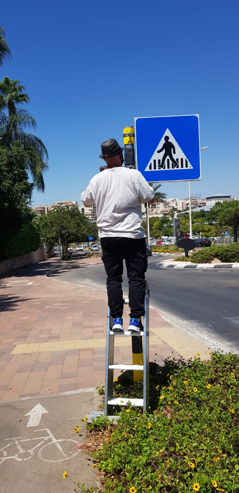 התקנת תמרור מעבר חצייה מהבהב