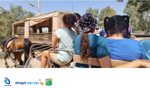 תמונה מאחור של שלוש בנות יושבות על ספסל
